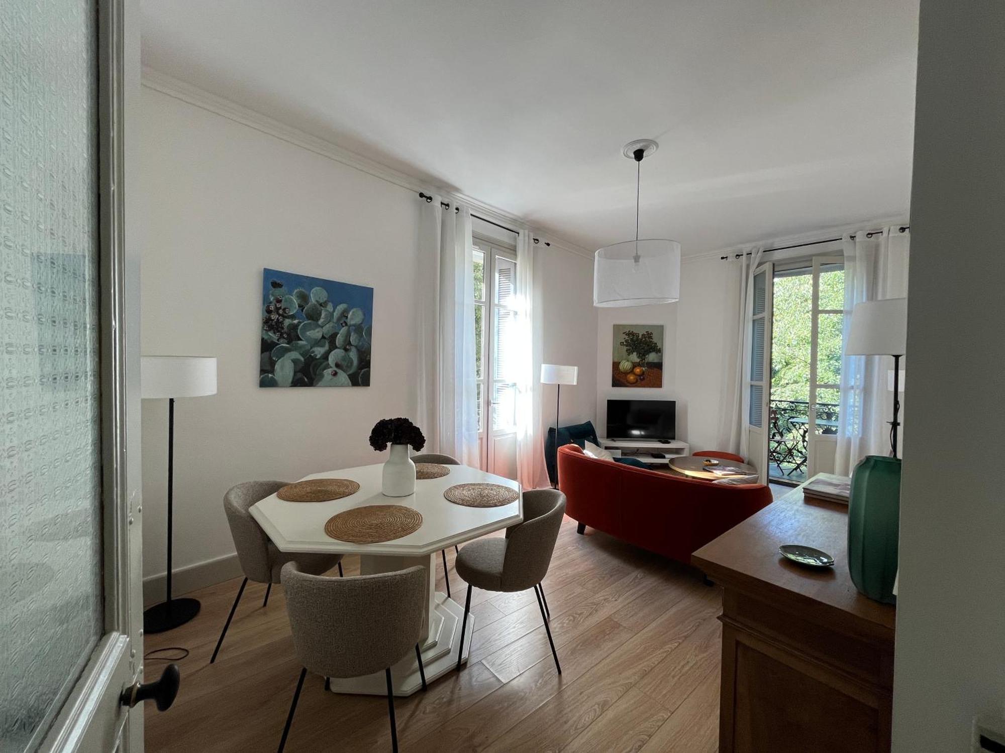 Nimes , Appartement Renove Dans Immeuble Classe. Exterior foto