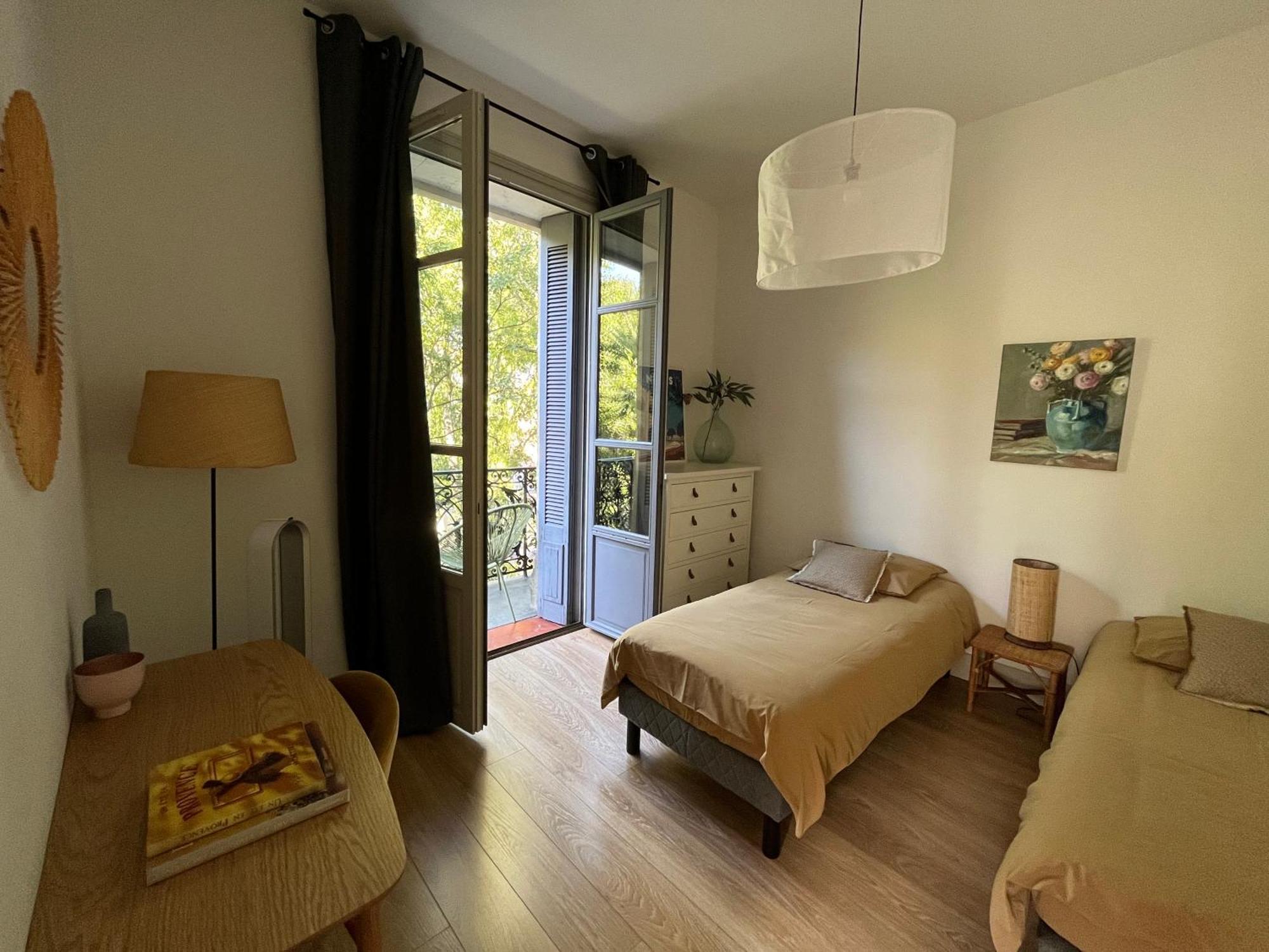 Nimes , Appartement Renove Dans Immeuble Classe. Exterior foto